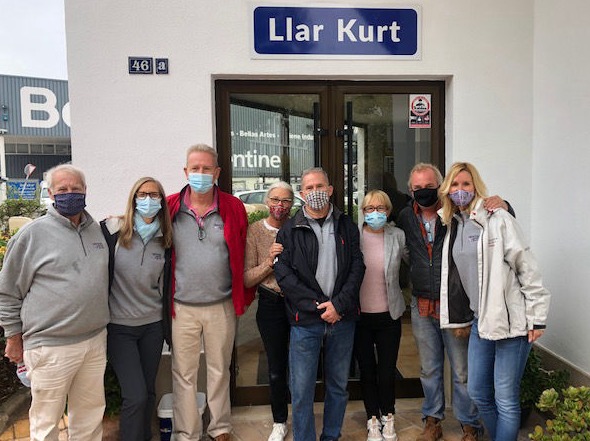 Group of people in front of Llar Kurt