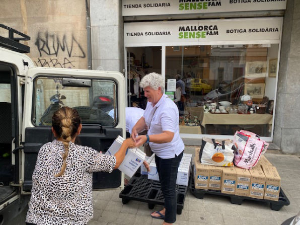 YGB brings purchased foodstuffs to Mallorca Sense Fam