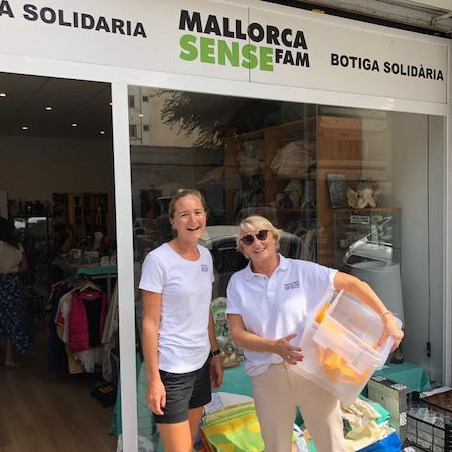 Two smiling women in front the Mallorca Sense Fam charity shop