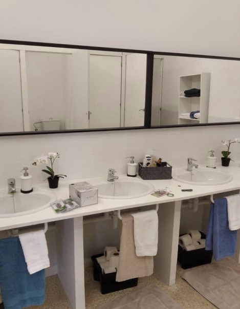 A freshly renovated bathroom at the shelter Llar Inge