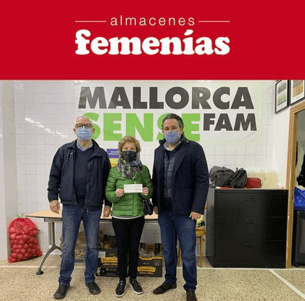 Representatives of a local company donate a cheque to Mallorca Sense Fam