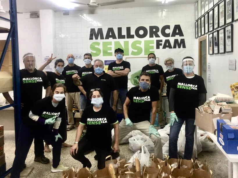 A group of Mallorca Sense Fam volunteers